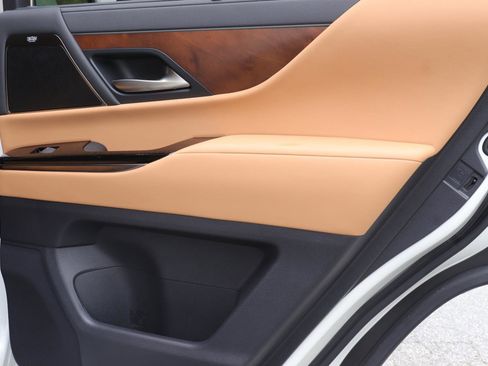 Used 2024 Lexus LX 600 4WD w/ Luxury Package image 23