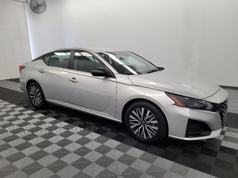 Used 2025 Nissan Altima 2.5 SV FWD image 11