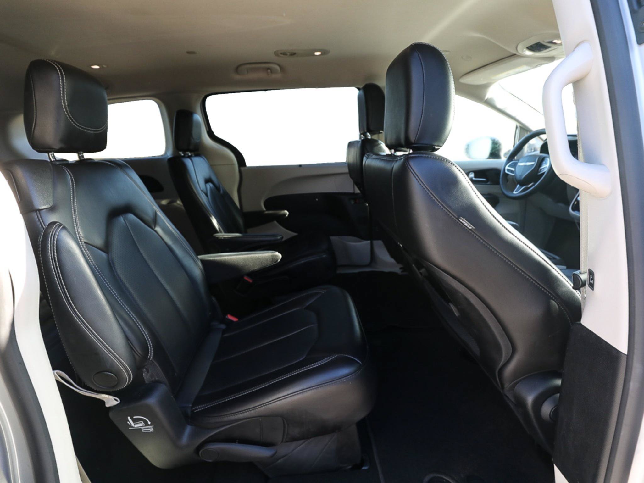 Used 2023 Chrysler Pacifica Touring-L FWD image 22