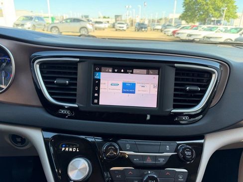 Used 2022 Chrysler Voyager LX FWD image 16