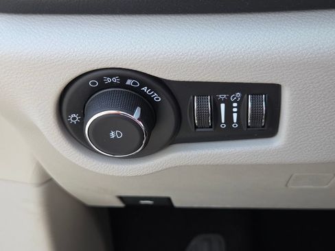 Used 2024 Chrysler Pacifica Touring-L FWD image 27