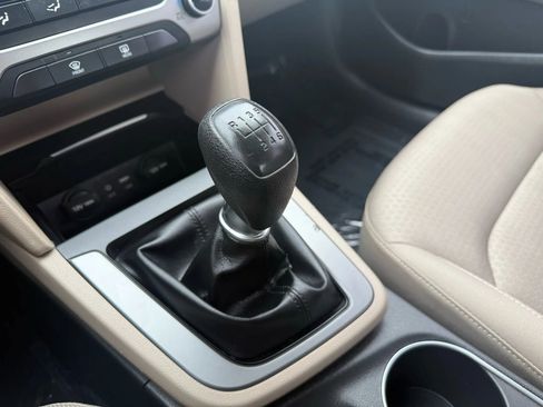 Used 2017 Hyundai Elantra SE image 9