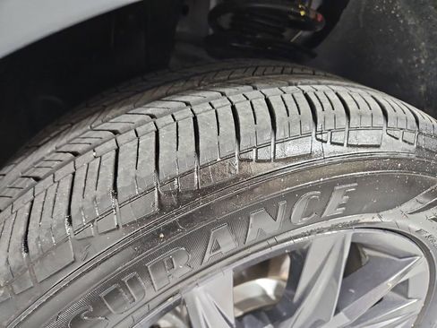 Certified 2024 Volkswagen Tiguan SE w/ Panoramic Sunroof Package image 31