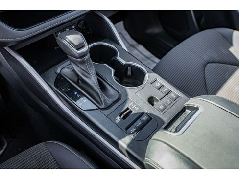 Used 2023 Toyota Highlander LE image 17