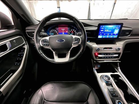 Certified 2022 Ford Explorer XLT w/ Equipment Group 202A image 5