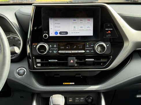 Used 2023 Toyota Highlander XLE image 12