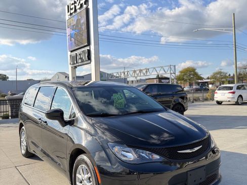 Used 2023 Chrysler Voyager LX image 1