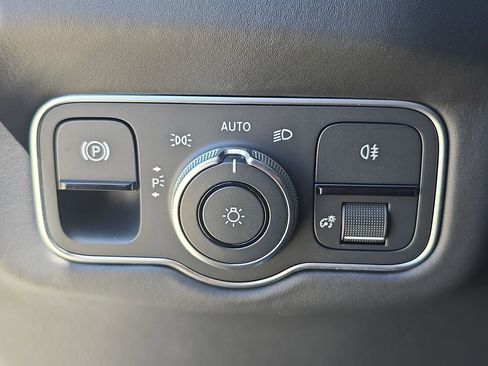 Used 2023 Aston Martin V8 Vantage Coupe image 25