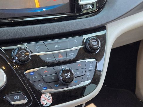 Used 2022 Chrysler Pacifica Touring-L FWD image 26