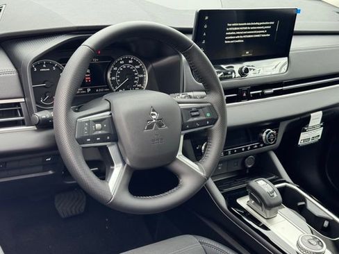 New 2025 Mitsubishi Outlander AWD image 16