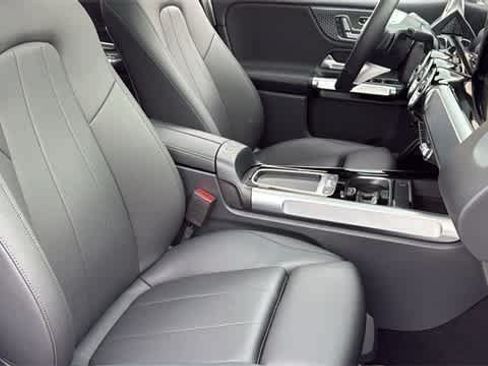 Used 2025 Mercedes-Benz GLB 250 4MATIC image 35