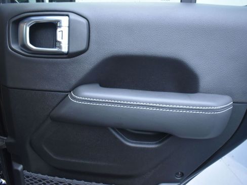 Used 2023 Jeep Gladiator Rubicon w/ Cold Weather Group image 27