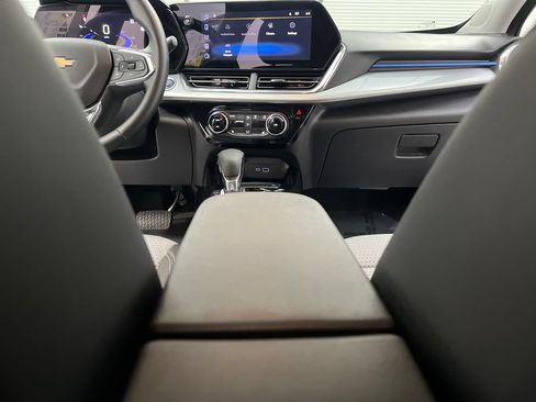 Used 2025 Chevrolet Trax LT w/ LT Convenience Package FWD image 34