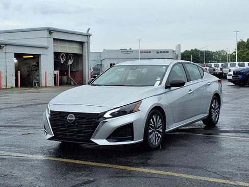 Used 2024 Nissan Altima 2.5 SV FWD image 2