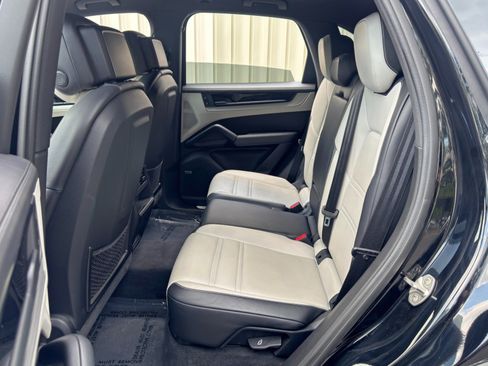 Used 2024 Porsche Cayenne AWD/4WD image 46