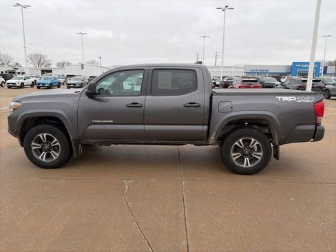 Used 2017 Toyota Tacoma TRD Sport w/ Tow Package (A/T) image 7