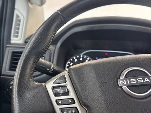 Used 2024 Nissan Titan SV w/ SV Convenience Package RWD image 4