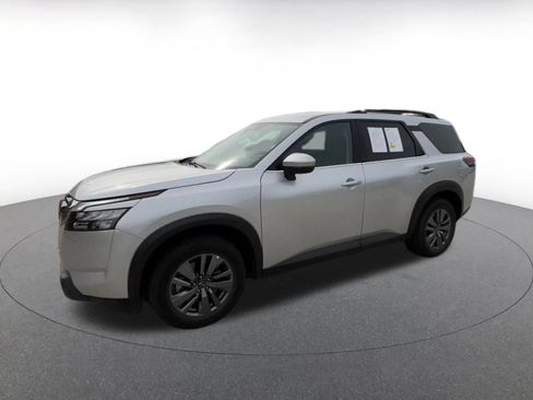 Used 2025 Nissan Pathfinder SV FWD image 8