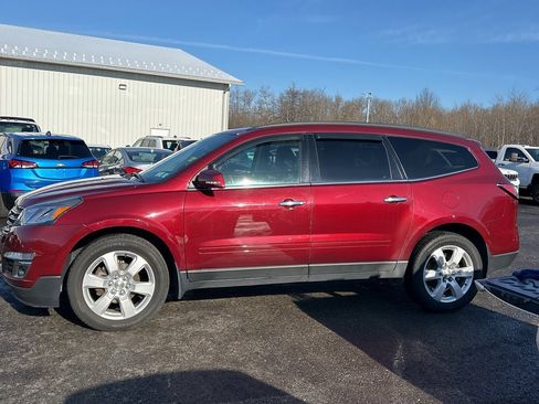 Used 2016 Chevrolet Traverse LT w/ Style and Technology Package image 2