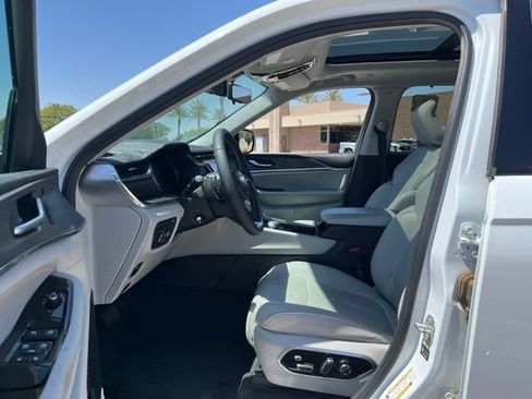 Used 2022 Jeep Grand Cherokee Overland w/ Luxury Tech Group IV AWD/4WD image 11