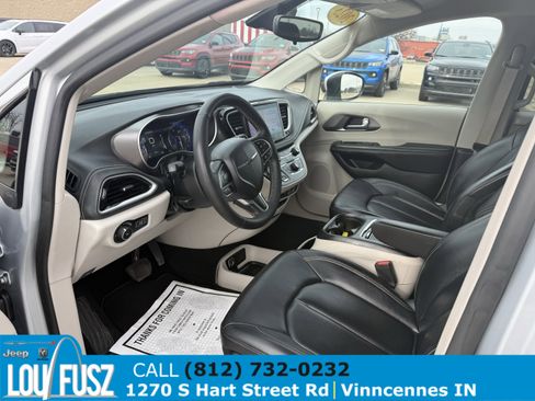 Used 2023 Chrysler Pacifica Touring-L image 13