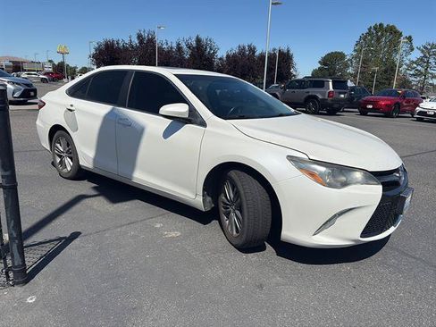 Used 2015 Toyota Camry SE w/ Moonroof Package FWD image 2
