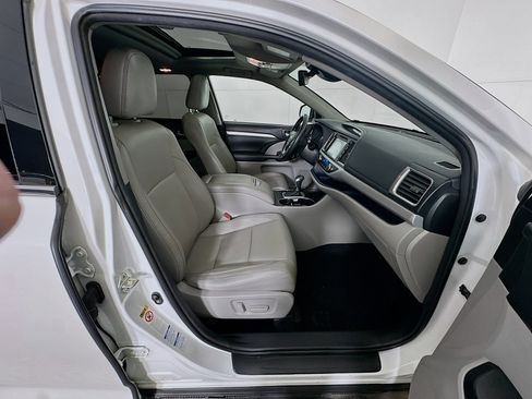 Used 2018 Toyota Highlander XLE w/ Carpet Mat Package (TMS) image 33