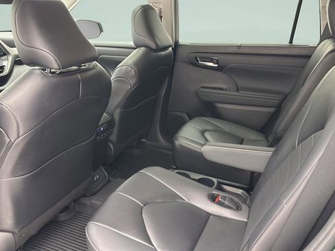 Used 2024 Toyota Highlander XLE AWD/4WD image 10