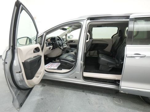 Used 2018 Chrysler Pacifica Touring-L Plus FWD image 23