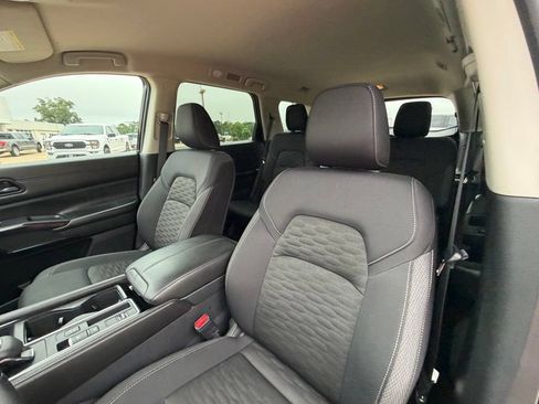 Used 2025 Nissan Pathfinder SV FWD image 12