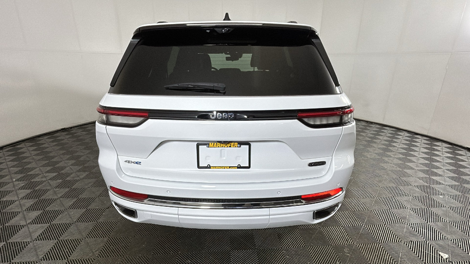 Used 2023 Jeep Grand Cherokee Overland w/ Luxury Tech Group IV AWD/4WD image 4
