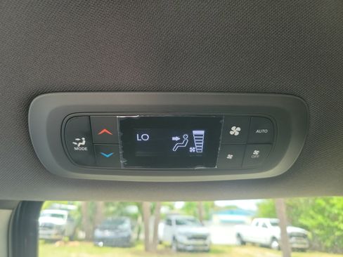 Used 2025 Chrysler Pacifica Select FWD image 10
