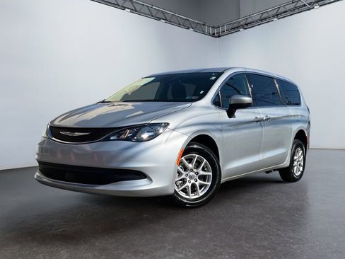 Used 2023 Chrysler Voyager LX image 2