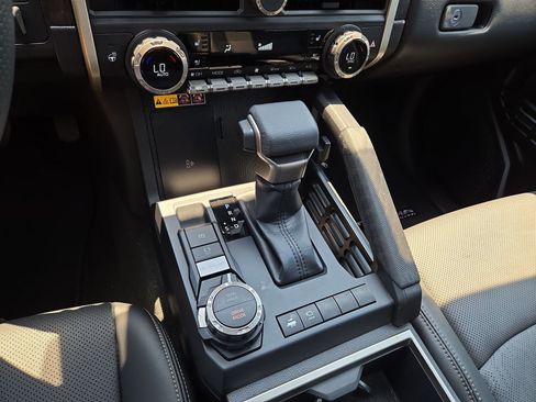 Used 2025 Toyota Tacoma Limited AWD/4WD image 22