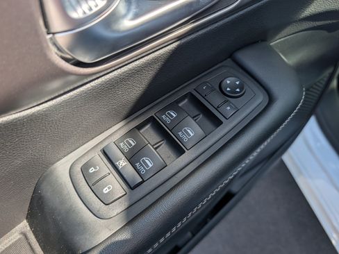 Used 2025 Chrysler Pacifica Select FWD image 20