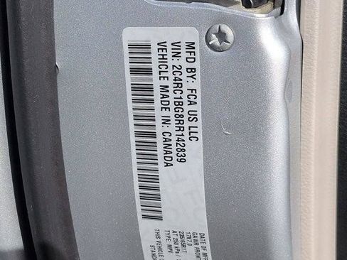 Used 2024 Chrysler Pacifica Touring-L FWD image 33