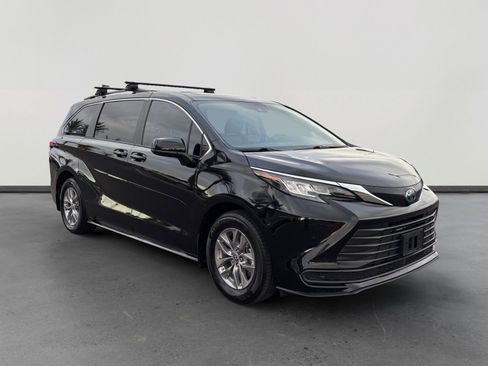 Used 2023 Toyota Sienna LE w/ LE Plus Package AWD/4WD image 7