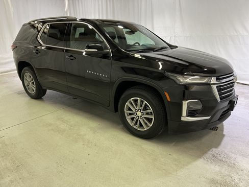 Used 2023 Chevrolet Traverse LT FWD image 2