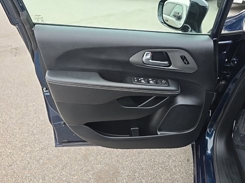 Used 2025 Chrysler Pacifica Select image 19