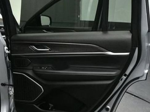 Used 2022 Jeep Grand Cherokee L Limited AWD/4WD image 14