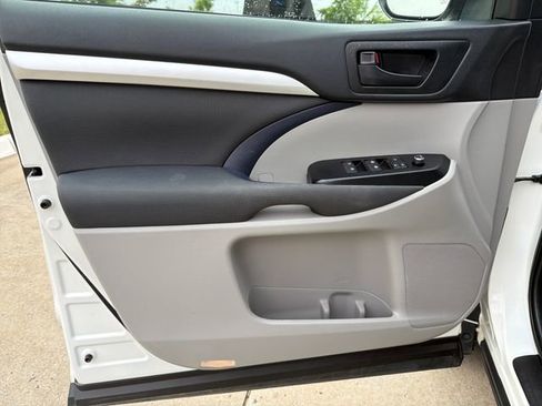 Used 2019 Toyota Highlander LE FWD image 12