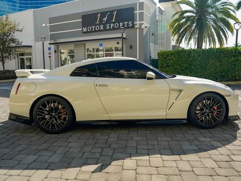 Used 2021 Nissan GT-R Premium image 31