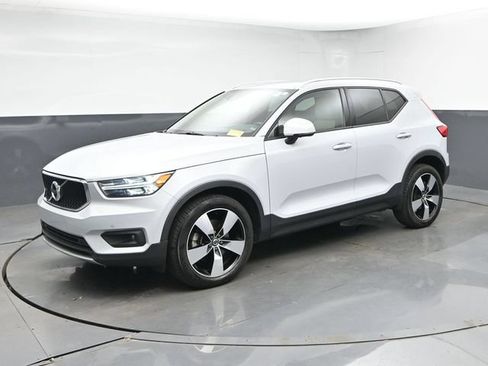 Used 2022 Volvo XC40 T4 Momentum FWD image 4