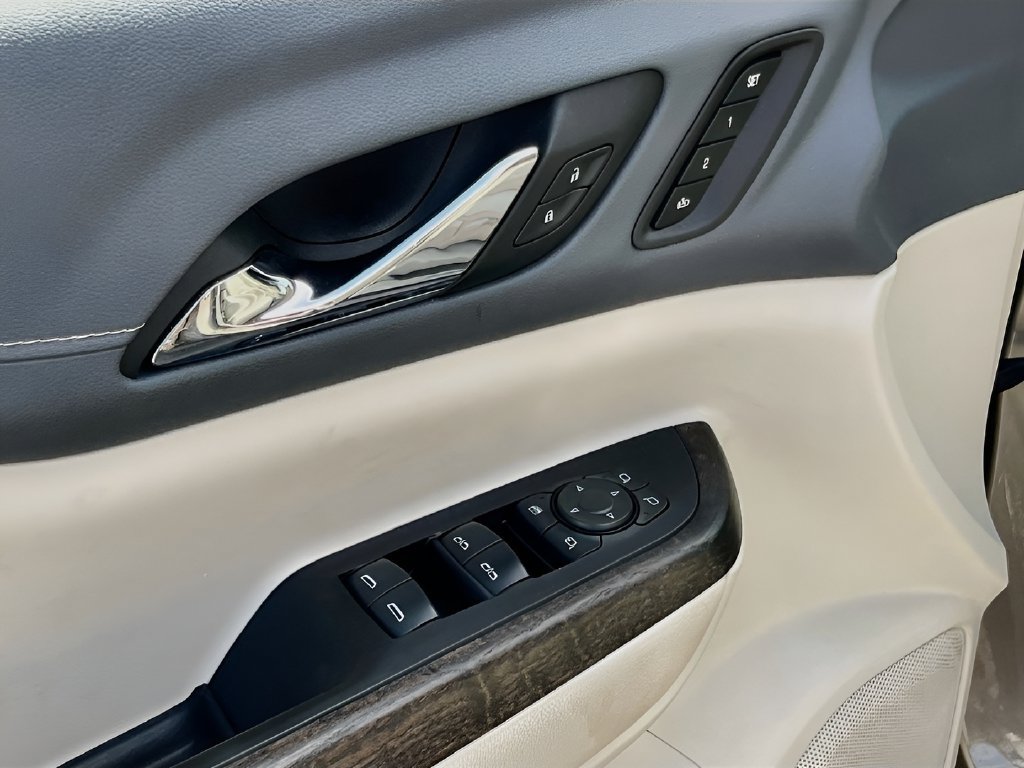 Used 2023 GMC Acadia Denali w/ Denali Technology Package FWD image 18