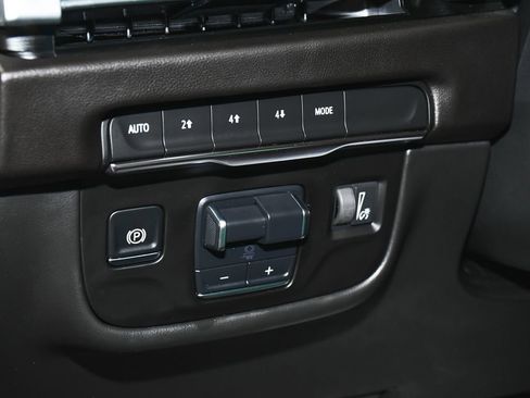 Used 2025 Cadillac Escalade Premium Luxury w/ LPO, Floor Liner Package AWD/4WD image 18