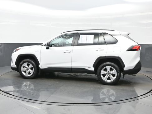 Used 2021 Toyota RAV4 LE image 3