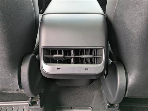 Used 2024 Tesla Model Y Long Range AWD/4WD image 19