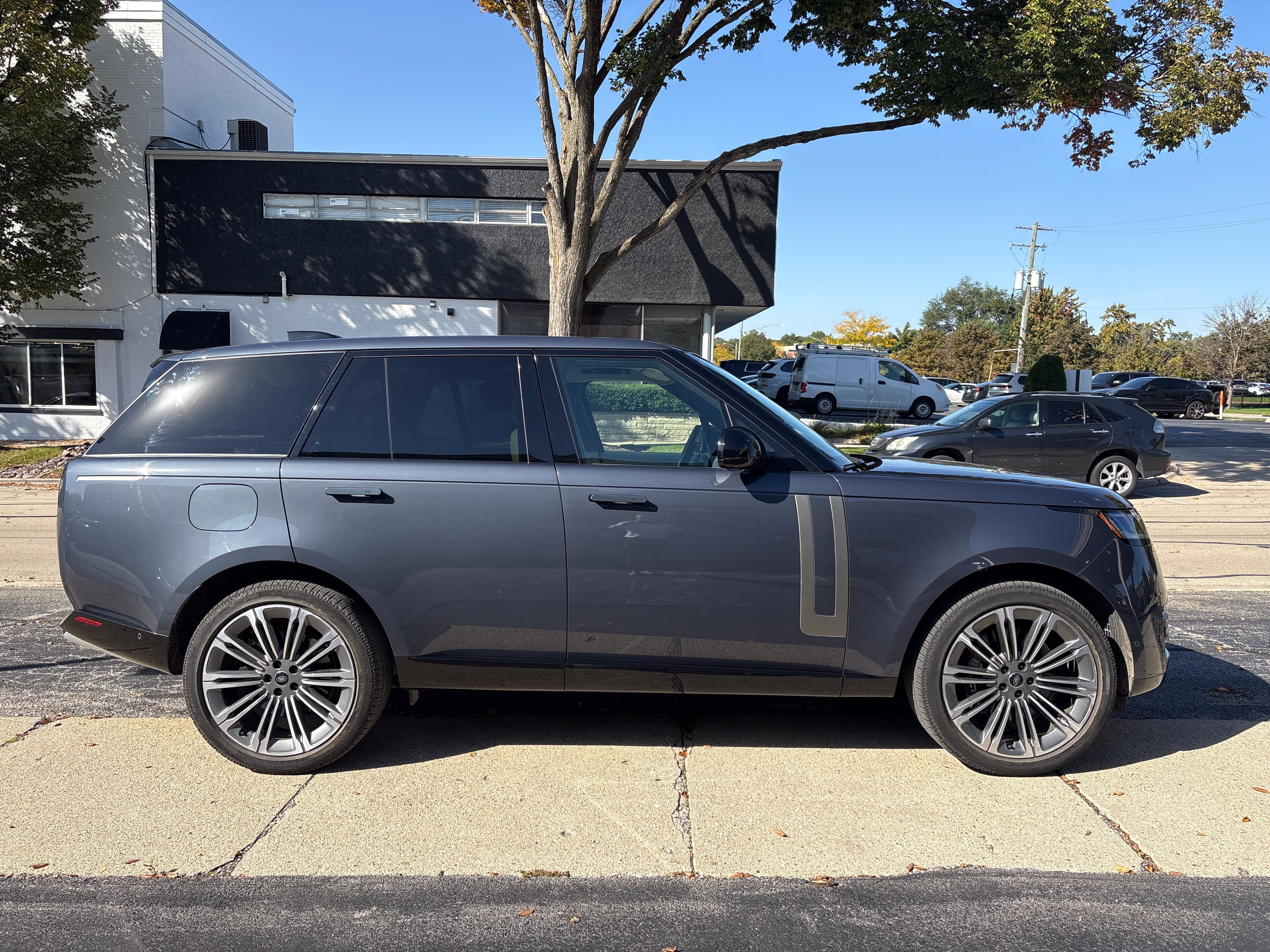 Used 2025 Land Rover Range Rover SE AWD/4WD image 6
