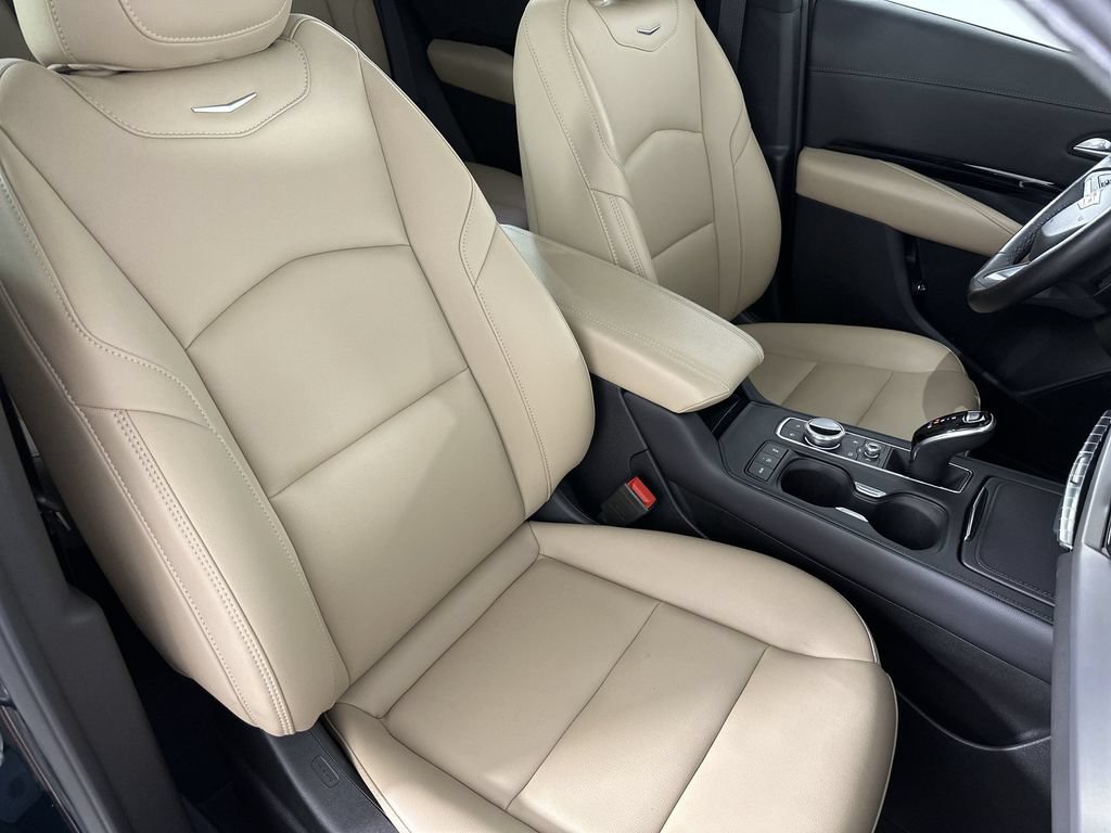Used 2024 Cadillac XT4 Luxury w/ Cold Weather Package AWD/4WD image 31