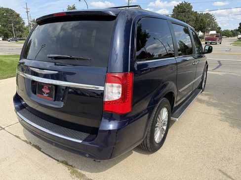 Used 2015 Chrysler Town & Country Touring-L w/ Driver Convenience Group FWD image 5